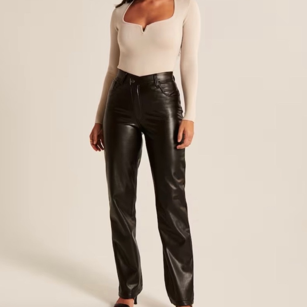 Abercrombie & Fitch - Criss-Cross Waistband Vegan Leather 90s Straight Pant - Picture 8 of 13